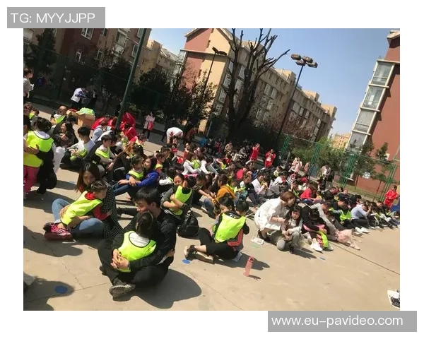 幼儿双人足球小游戏乐趣无限促进亲子互动与团队合作能力提升